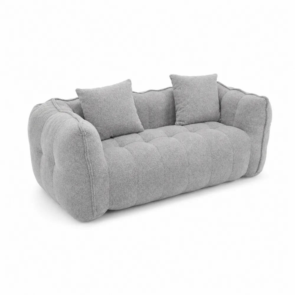 Szara sofa bouclé z poduszkami